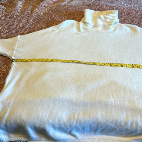 Creamy white turtle neck sweater - Picture 5 of 10